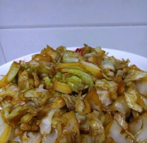 酱爆洋白菜做法_酱爆洋白菜，夏日开胃小炒，简单美味！