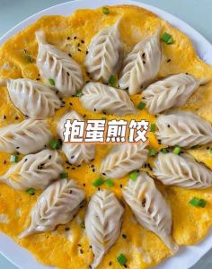 煎饺子的做法_童年金黄煎饺，甜辣蘸水，解馋美味回忆！