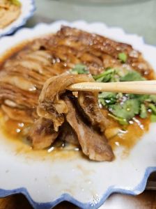 扒肉条的家常做法_烙掉猪毛冷水煮，香料炖肉切薄片，油炸金黄泡肉汤，配上蒜香蘸料