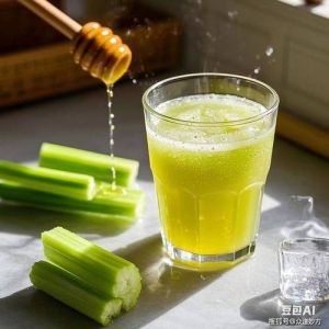 芹菜打汁的正确方法_芹菜汁怎么榨？生榨熟榨都行！