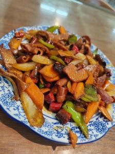 熘三样的正宗做法_东北熘三样，猪肚肝肠香滑浓