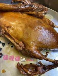 正宗马岗碌鹅做法_广式硬菜，酱香浓郁，在家也能做！