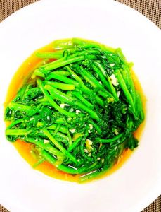 菜心的家常做法_白灼姜汁蒸鱼豉油清炒，简单美味！