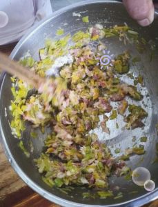 黄花菜肉馅饺子做法_泡发调馅擀皮煮饺全攻略