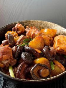 干香菇炖鸡的正确方法_香菇鸡汤，糖提鲜，姜料酒去腥，电饭煲炖煮，家味道！