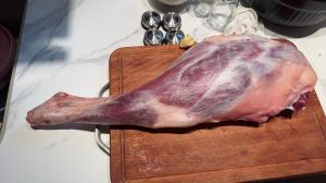 羊腿肉怎么切图解_羊腿前后腿区分及处理方法