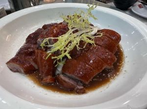 广式烧鹅的制作方法_烧鹅皮脆红亮做法，腌料上皮水关键