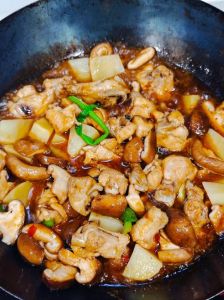 香菇鸡块家常做法_家常香菇鸡块，鲜嫩营养，美味易做！