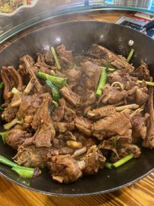 广式焖鹅的做法_客家焖鹅酱香浓郁，软嫩可口，地道广式风味！