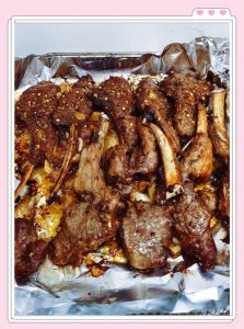 家常烤羊肉做法_羊肉腌制烤着吃，香脆可口