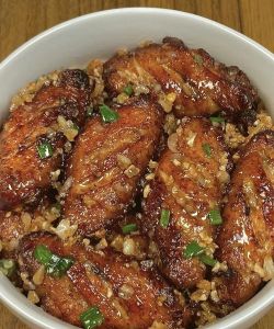 家常炸鸡翅最简单做法_炸鸡翅外酥里嫩做法简单，在家自制超划算！