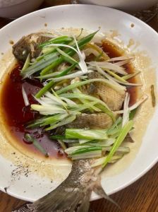 鲈鱼蒸10分钟够吗_蒸鲈鱼时间做法全攻略，轻松搞定鲜嫩鱼肉！