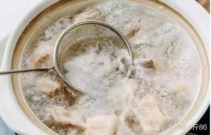 猪肉片焯水出现很多白沫_焯水肉沫有讲究，撇去浮沫更鲜美