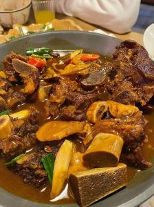 铁锅炖驴排的家常做法_鲜驴排香料慢炖入味