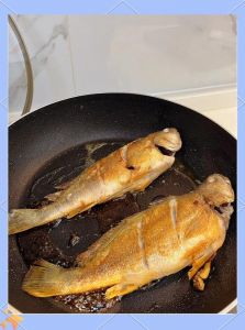 煎鱼家常做法_香辣鱼块，酥脆美味！