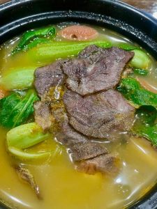 砂锅炖牛肉的家常做法_带脂牛肉清炖配菜，鲜香入味好做法