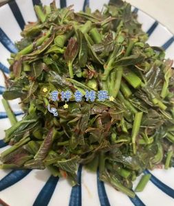 香椿芽凉拌的做法_春香椿，鲜嫩美味！