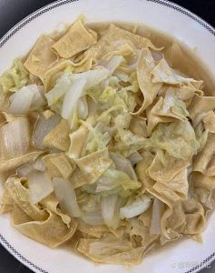 白菜干豆腐的家常做法_东北炖菜暖胃，白菜干豆腐减脂晚餐，家常麻辣豆腐，分享家味道