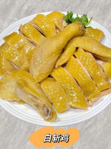 最正宗白斩鸡家常做法_选鸡熬汤浸煮，锁脆皮斩件蘸酱，皮爽肉嫩！