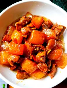 萝卜烧肉的家常做法_青萝卜时令美味多，清热润肺营养好！