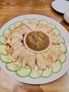 白斩鸡正宗做法家常_白斩鸡要皮爽肉滑，关键火候冰水处理