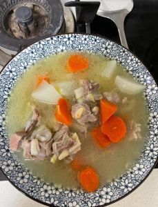 羊肉汤最简单的做法_羊肉清汤去膻保鲜，汤白味美暖心脾