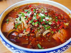 毛血旺里面都有啥食材_重庆麻辣经典，鸭血毛肚肥肠香