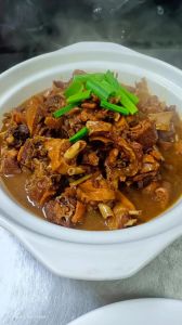 红烧咸鹅肉的家常做法_清水浸泡去盐，红烧入味解腻
