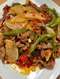 牛肉炒酸菜做法_滑嫩牛肉配爽脆酸菜，营养美味下饭！