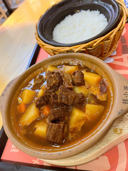 砂锅炖牛肉正宗做法_盐水泡牛，冷水焯，炒香炖，火候足，牛肉鲜嫩不柴