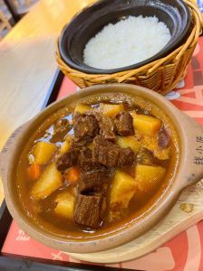 砂锅炖牛肉正宗做法_盐水泡牛，冷水焯，炒香炖，火候足，牛肉鲜嫩不柴