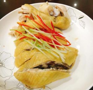 白切鸡正宗做法 家常_广东白切鸡，皮爽肉滑，蘸姜葱美味！