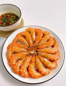 白灼虾的做法 水煮几分钟_白灼虾2分钟鲜嫩秘诀，大小虾烫煮时间分享