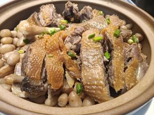 咸鹅的18种家常做法_咸鹅煲菜多，暖心又营养