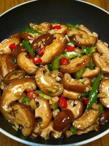 香菇炖肉家常做法大全_香菇炖肉配牛肉胡萝卜，鲜香软烂做法