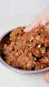 做牛肉水饺馅的做法_鲜嫩多汁，家常美味！