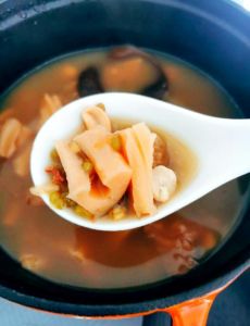 莲藕糖的做法零食_粉藕软糯，配腌料熬制，冷藏保存，广东年俗美味