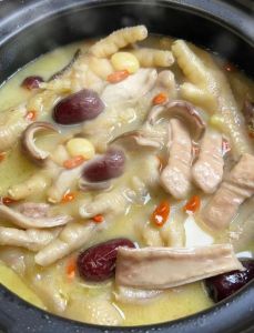 猪肚汤做法大全家常_清炖酸辣红烧，满足不同口味需求