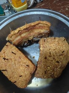炸扣肉怎样炸出虎皮_烫皮焯水上色油炸，在家做酥烂虎皮扣肉！