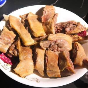 晒干咸鹅的家常做法_肥鹅腌制风干做法