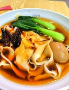 家庭版牛肉板面做法_劲道牛肉板面，面粉鸡蛋揉好醒发，香辣慢炖牛肉