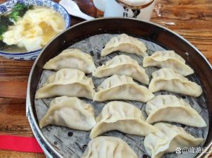 速冻饺子一蒸二煎三出锅_速冻饺子自然解冻再煎，外脆内软味更佳