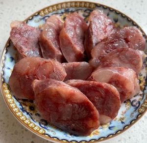 自制腊肠的家常做法_前腿肉肥瘦搭配，调料腌几小时，风干美味！