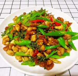 双椒鸡的正宗做法大全_啤酒闷煮双椒鸡，酥烂入味超香！