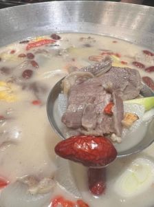 火锅鲜羊肉怎么腌制_选对部位切逆纹，配好腌料12小时入味，涮煮火候足鲜嫩不柴