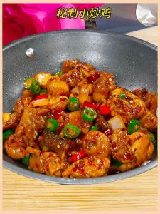 小炒鸡做法大全图解_选对鸡，炒干水，啤酒炖，火候足
