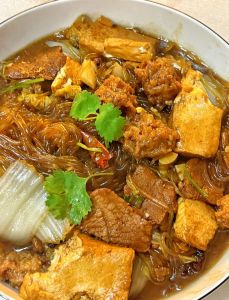 白菜炖豆腐粉条的家常做法_东北白菜炖豆腐粉条，暖胃家常菜，酱香浓郁，简单美味！