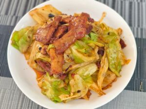 莲白回锅肉的做法_莲白吸肉香，肥而不腻