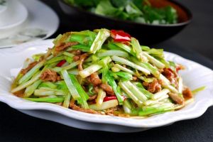 炒韭黄肉丝家常做法_里脊炒韭黄，鲜嫩脆爽，川味十足！