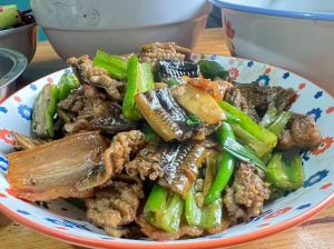 小黄鳝做法大全家常_黄鳝三道菜，盘龙蒜爆丝瓜香，去骨小贴士